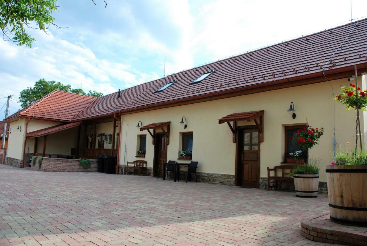 Ubytovanie Tri Ruze Krásnohorské Podhradie Zewnętrze zdjęcie