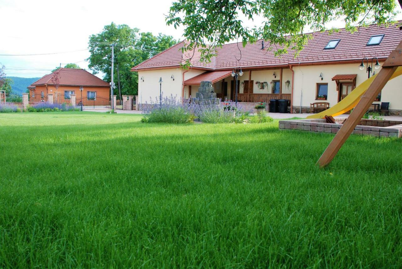Ubytovanie Tri Ruze Krásnohorské Podhradie Zewnętrze zdjęcie