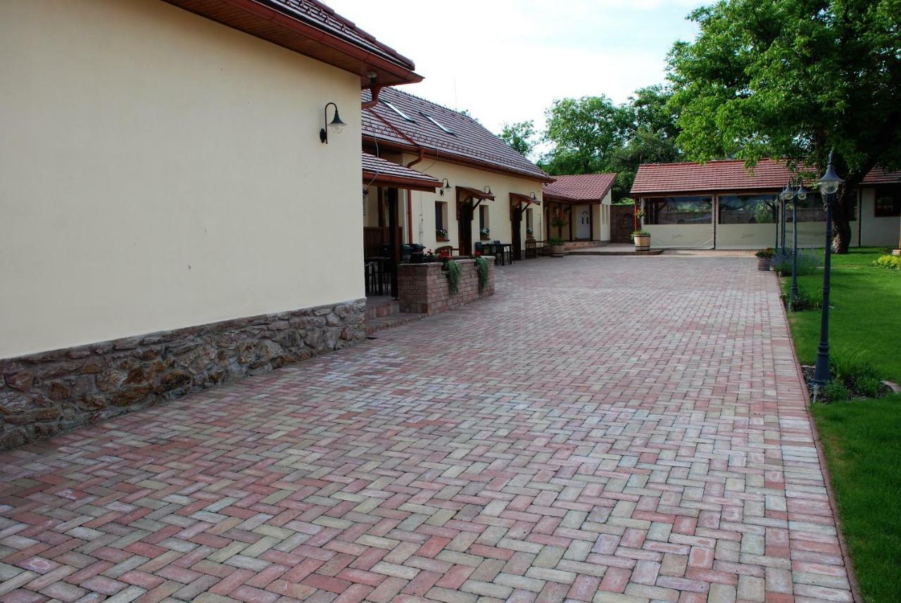 Ubytovanie Tri Ruze Krásnohorské Podhradie Zewnętrze zdjęcie