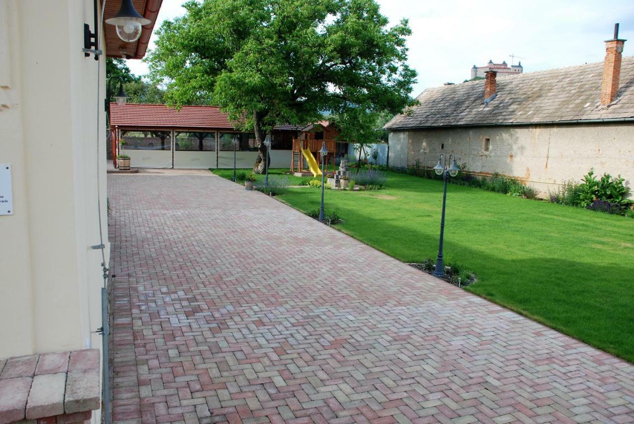 Ubytovanie Tri Ruze Krásnohorské Podhradie Zewnętrze zdjęcie